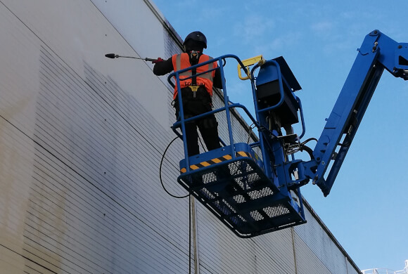 Cleaning windows and facades